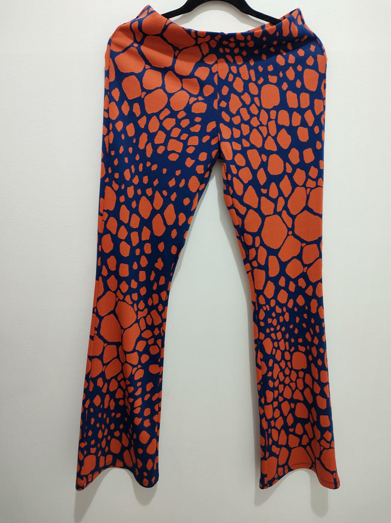 Pantalón con colores naranja y azul