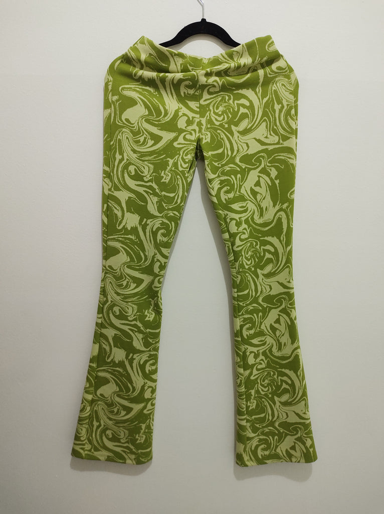 Pantalón don dos tonos de verde y diseño con figuras