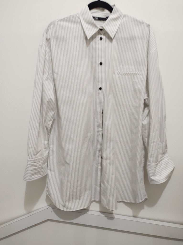 Camisa manga larga balnca con lineas negras