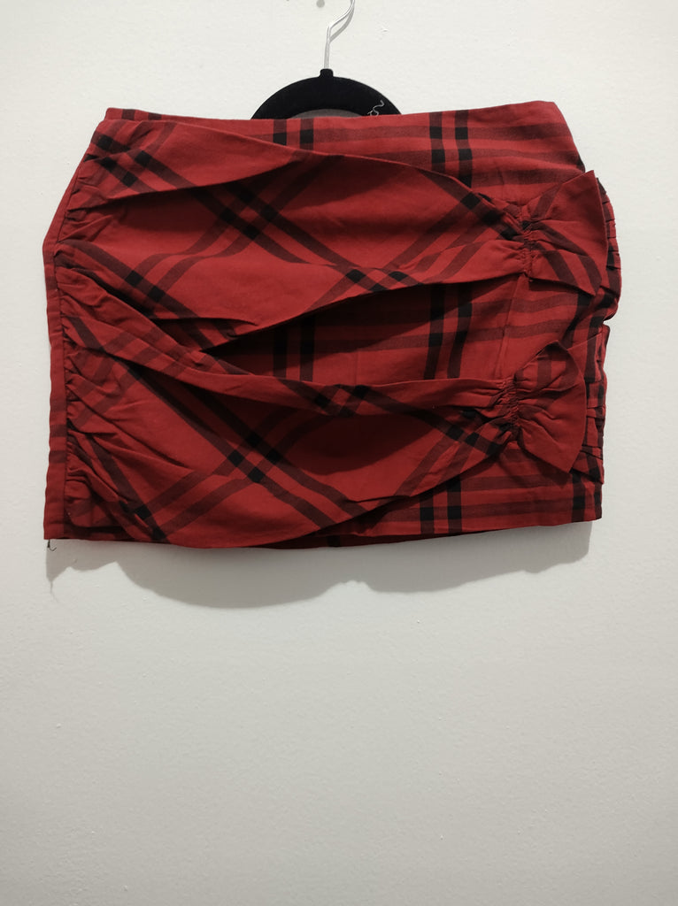 Falda corta estampado de cuadros roja y negro