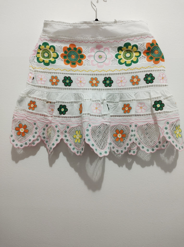 Falda blanca con flores de varios colores