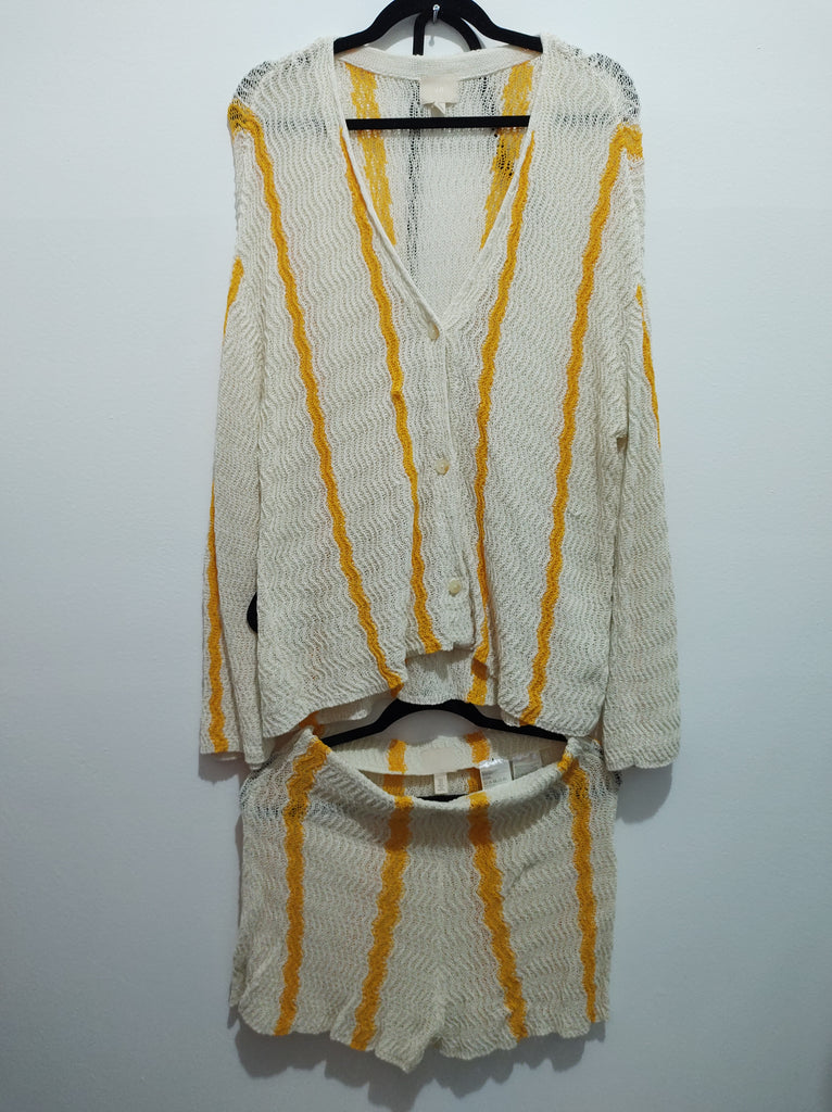 Conjunto short y sweater tejido para playa blanco con amarillo